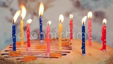 生日快乐蛋糕，点燃五颜六色的蜡烛，<strong>周年庆</strong>典